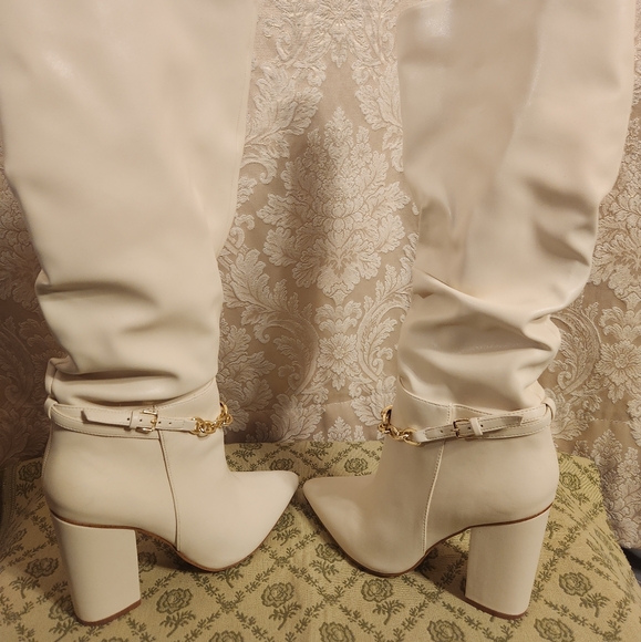 Ivory Zigi Soho Slouchy Knee High Boots w/ Gold Chanel Style Chain Buckle MINT! - Picture 3 of 10